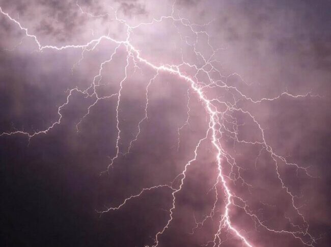 Dlaczego czas opóźnienia może się różnić podczas burzy